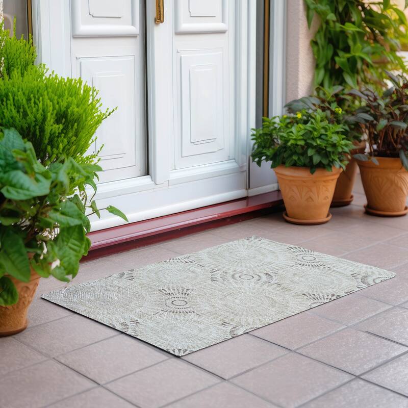Machine Washable Indoor/ Outdoor Chantille Modern Burst Rug - Taupe - 1'8" x 2'6"