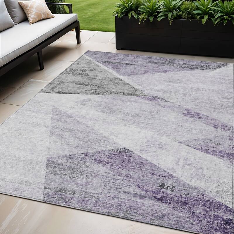 HomeRoots Abstract Transitional Rectangle Outdoor Rug - 5' X 8'