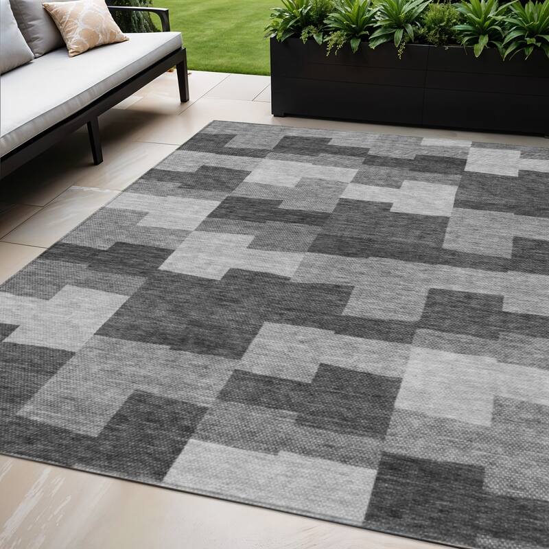 HomeRoots Geometric Transitional Rectangle Outdoor Rug - 5' X 8'