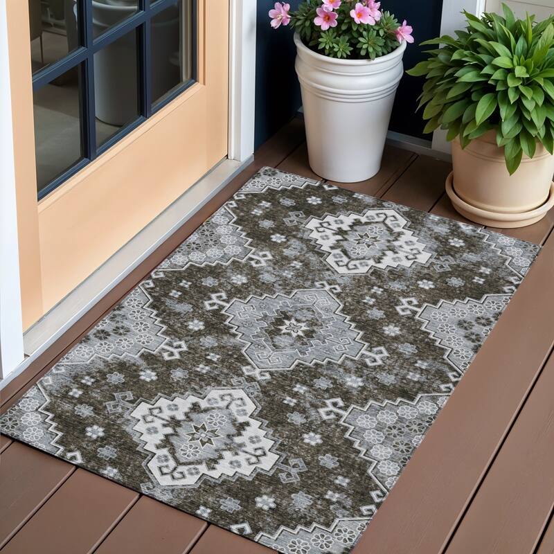 HomeRoots Medallion Traditional Rectangle Outdoor Rug - 3' x 5'