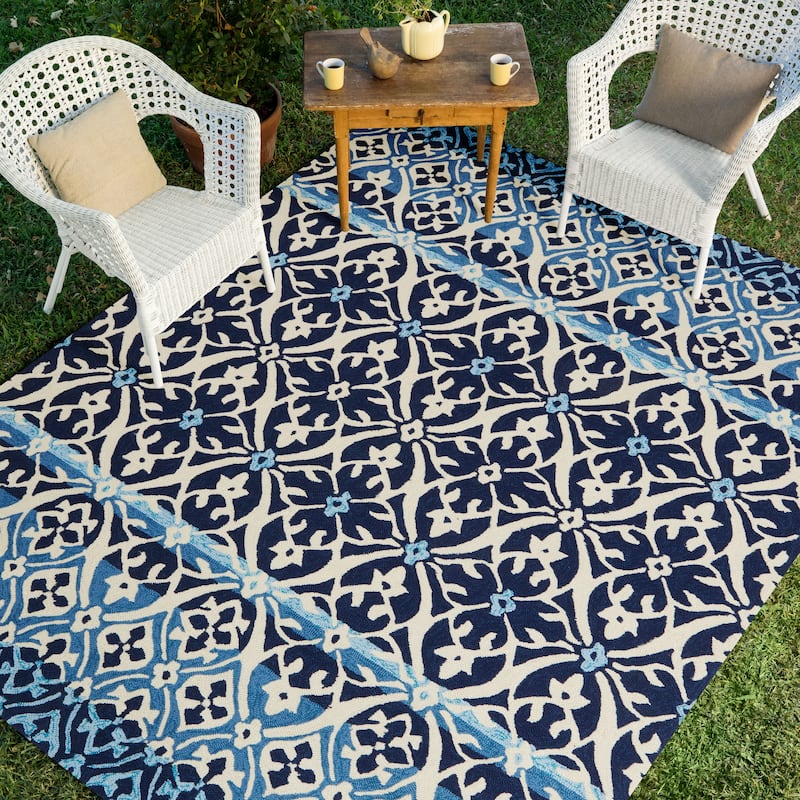 Alexander Home Capri Traditional Botanical Hand-hooked Indoor/ Outdoor Rug - Blue/Ivory - 5' x 7'6"