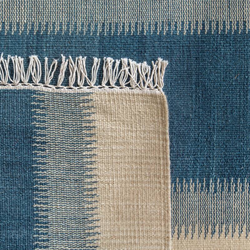 SAFAVIEH Handmade Kilim Flatweave Xanum Casual Tribal Wool Rug with Fringe