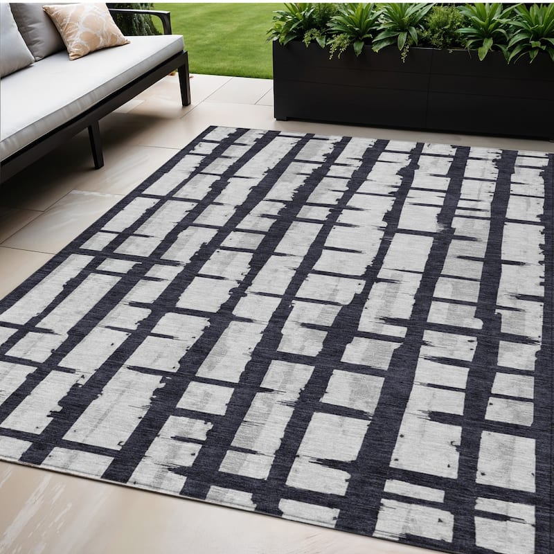 HomeRoots Striped Transitional Rectangle Outdoor Rug - 5' X 8'