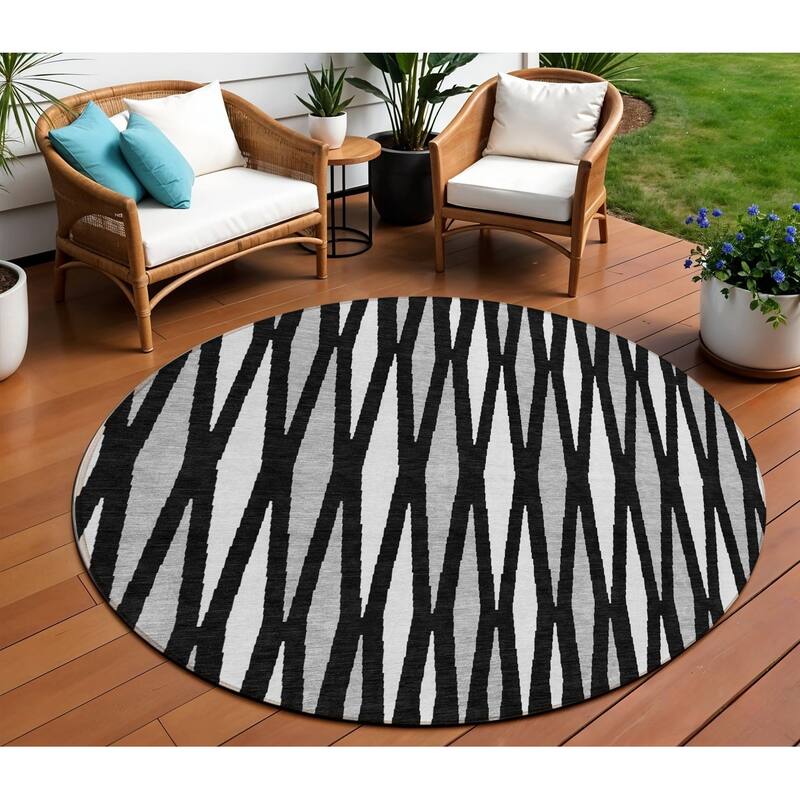 HomeRoots Geometric Transitional Rectangle Outdoor Rug - 8' Round