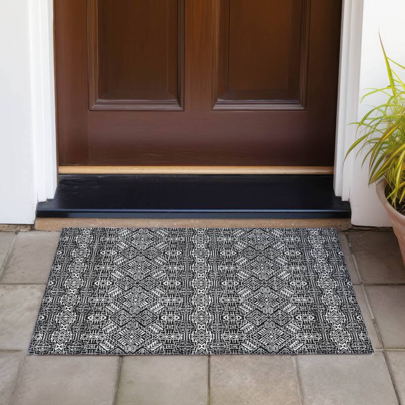 Machine Washable Indoor/ Outdoor Moroccan Boho Chantille Rug - Black - 1'8" x 2'6"