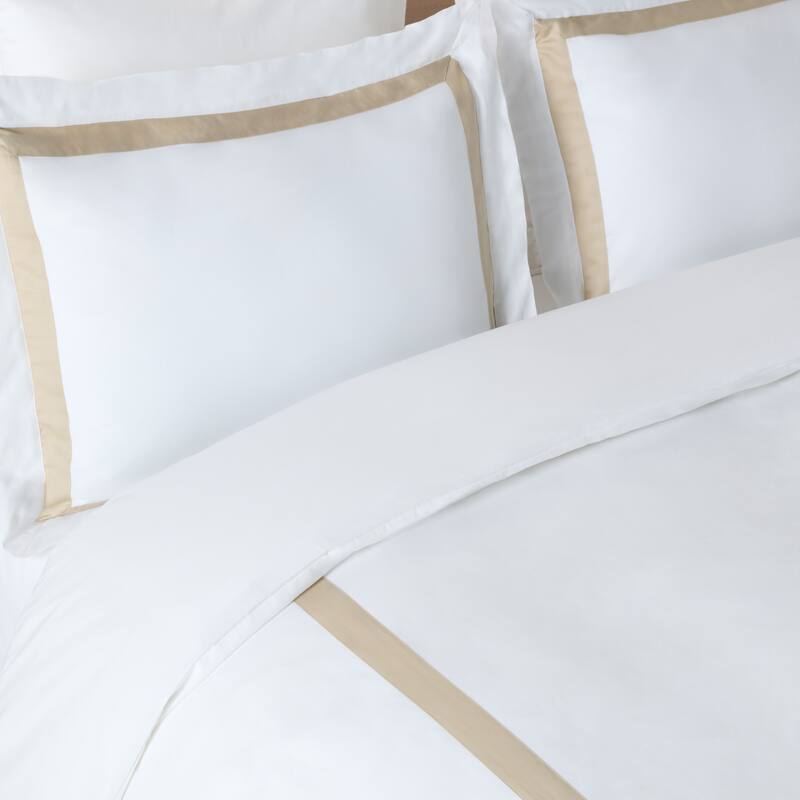 SAFAVIEH Home Hotel Collection Bold Fabric Border 300Tc Percale 3-piece Duvet Cover Set