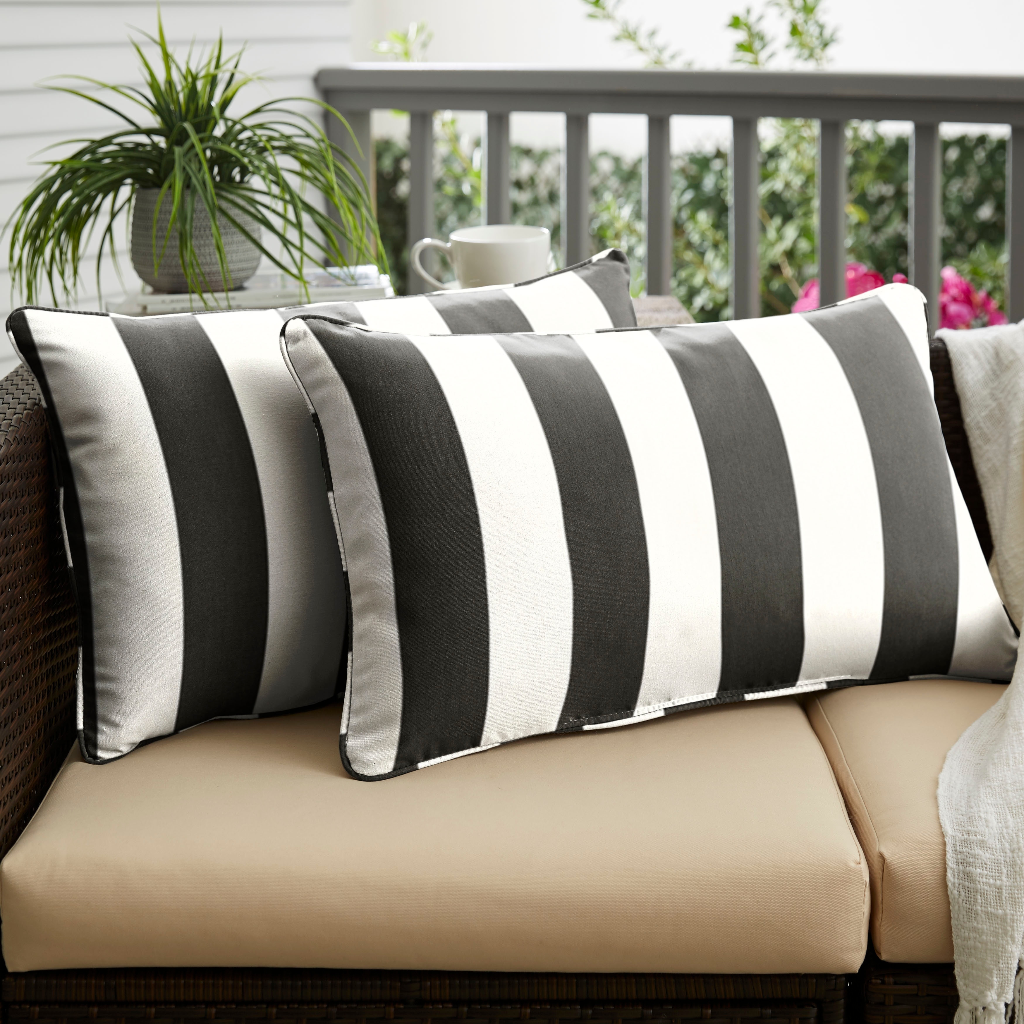 Set of 2 Southern Living 18x18 White/Black Indoor/Outdoor Pillows