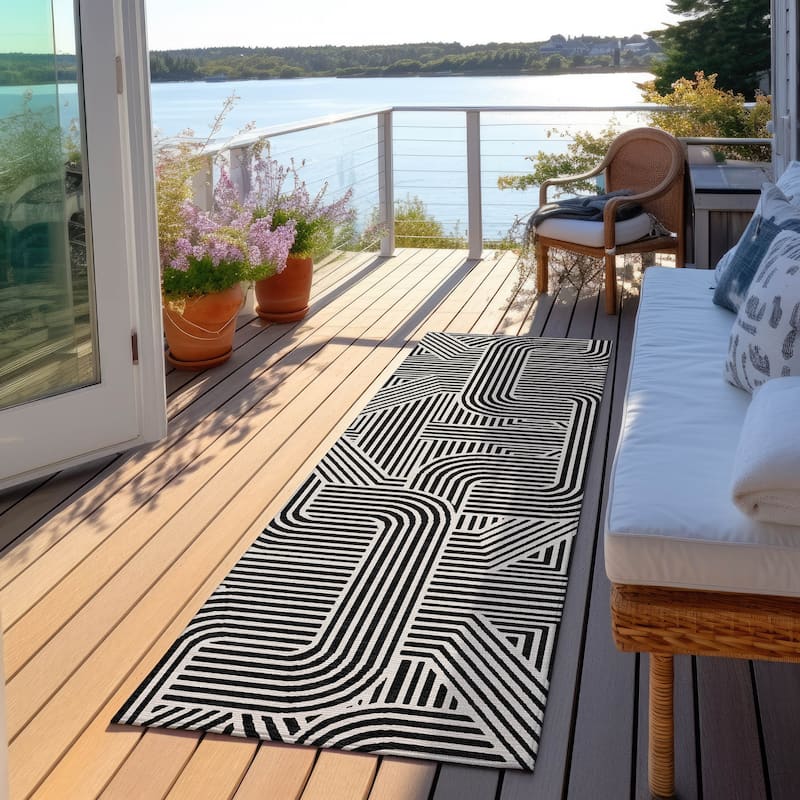 Machine Washable Indoor/ Outdoor Chantille Contemporary Geo Rug - Black - 2'3" x 7'6"
