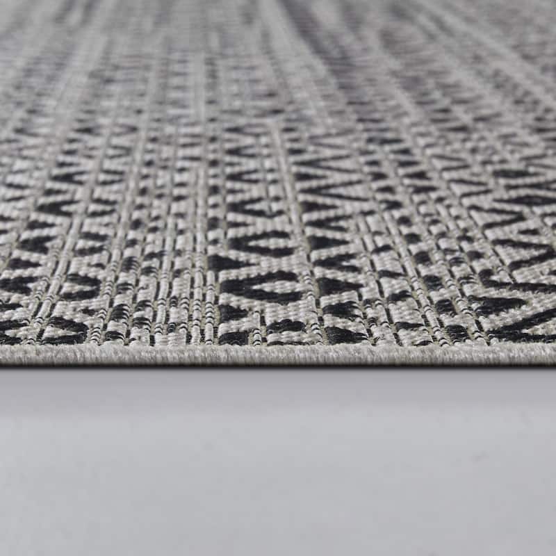 Novarro Recycled Geometric Indoor/Outdoor Area Rug
