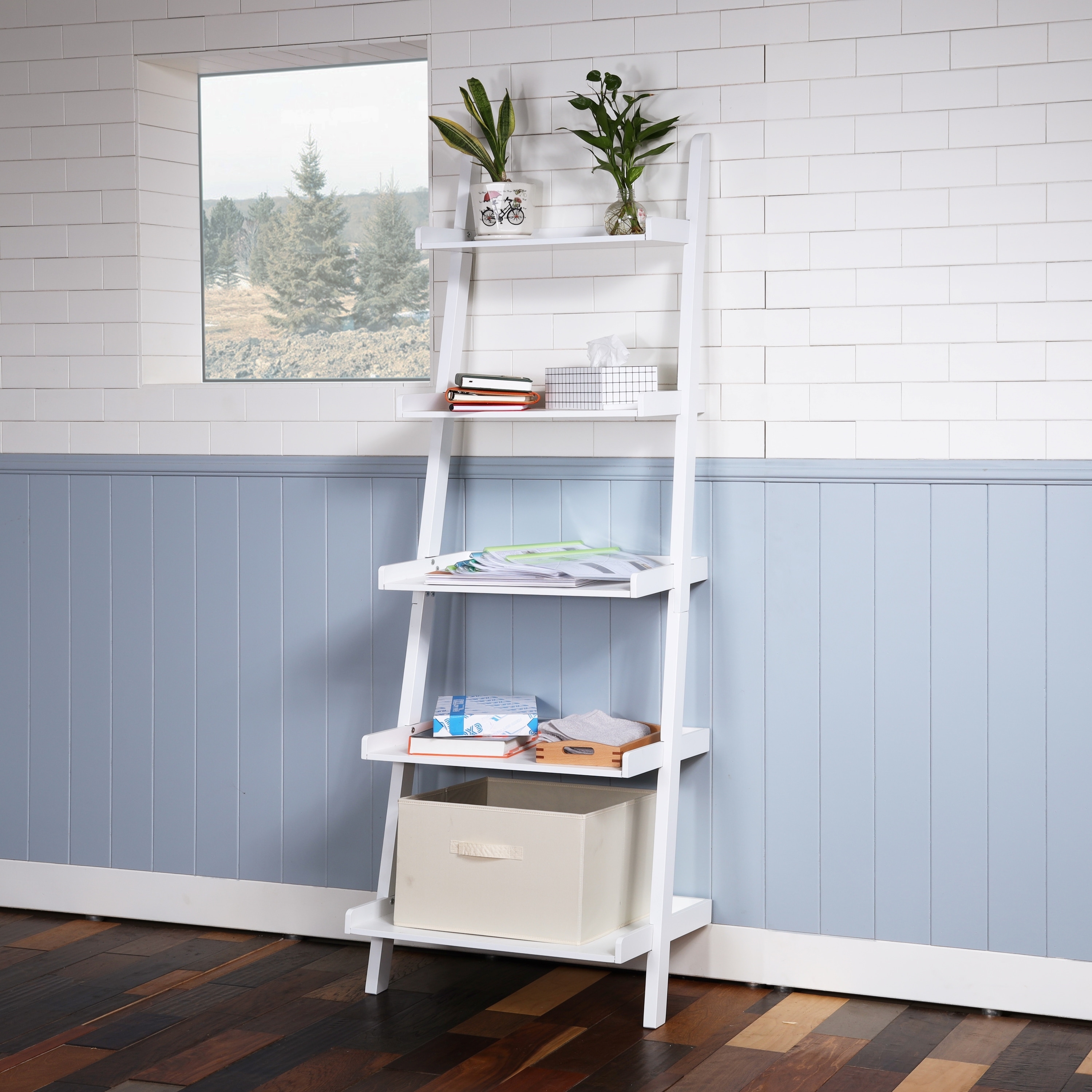 Leaning display sales shelf