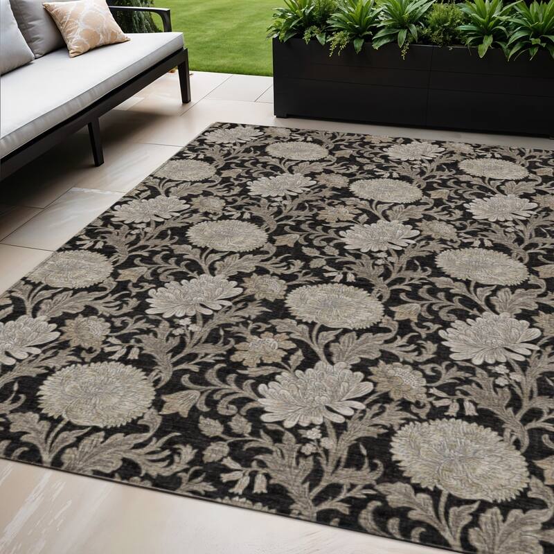 HomeRoots Floral Transitional Rectangle Outdoor Rug - 5' X 8'