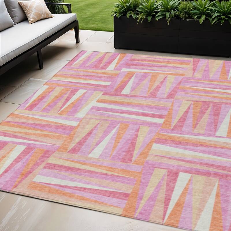 HomeRoots Geometric Transitional Rectangle Outdoor Rug - 5' X 8'