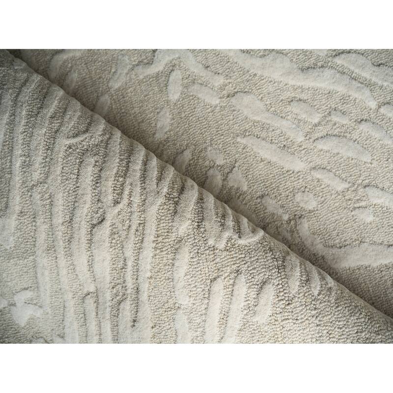Entro Handmade New Zealand Wool Silver/Ivory Area Rug.