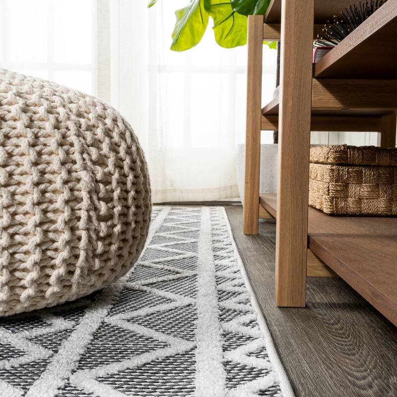 JONATHAN Y Ararat High-Low Pile Knotted Trellis Geometric Indoor/Outdoor Area Rug