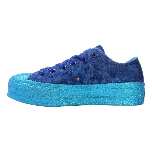 miley cyrus blue converse