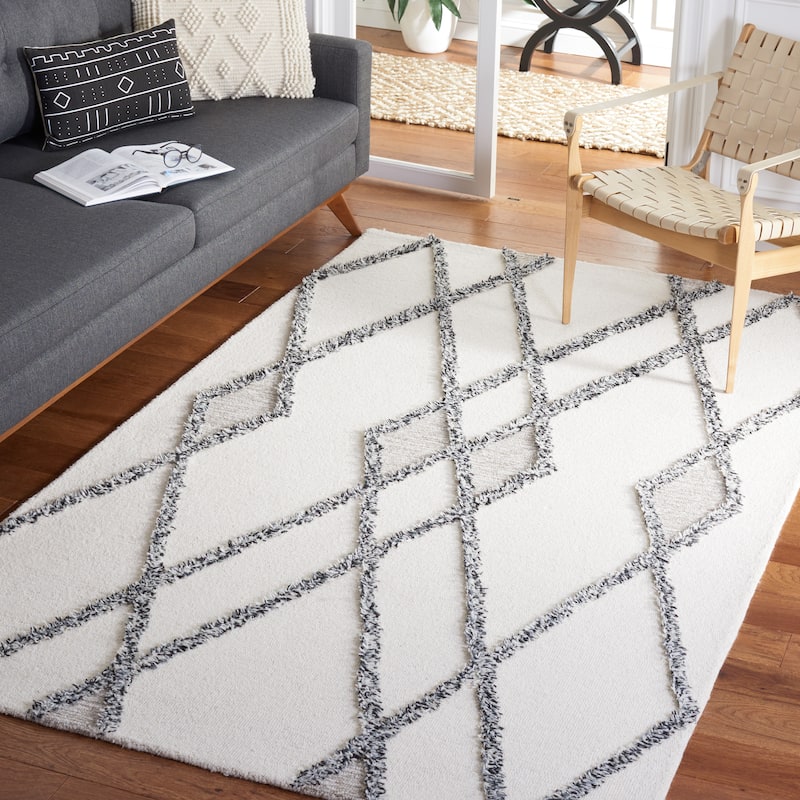 SAFAVIEH Handmade Casablanca Shag Hyoun Moroccan Wool Rug - 5' x 8' - Ivory/Black