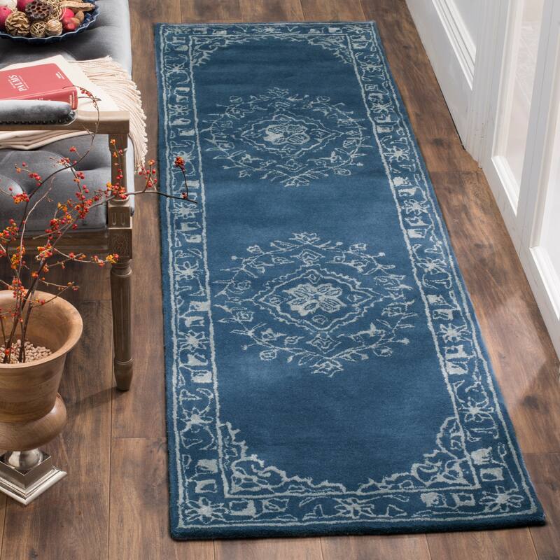 SAFAVIEH Handmade Glamour Gudmundina Modern Viscose Rug