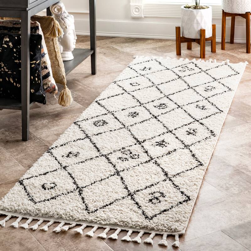 Nuloom Ivory Contemporary Soft Marrakech Diamond Trellis Aztec Tassel Shag Rug