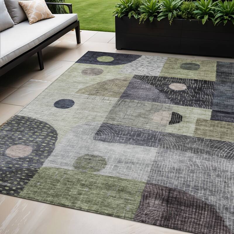 HomeRoots Geometric Transitional Rectangle Outdoor Rug - 5' X 8'