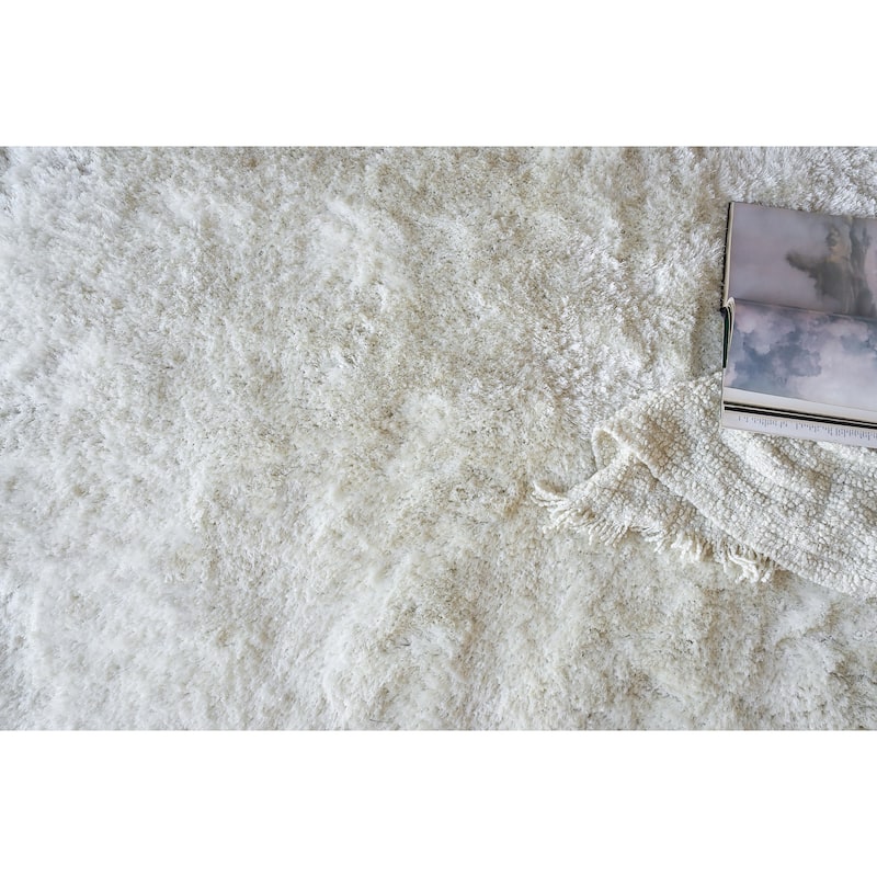 EXQUISITE RUGS Sumo Shag Hand-loomed Polyester/Microfiber White Area Rug.