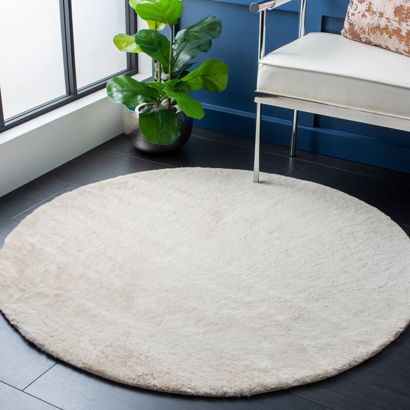 SAFAVIEH Faux Sheep Beniko Llinos 2.4-inch Thick Rug - 4' Round - Beige