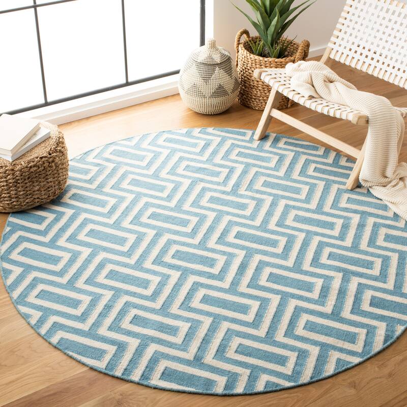 SAFAVIEH Handmade Flatweave Dhurries Iacobina Modern Moroccan Wool Rug - 6' Round - Light Blue/Ivory