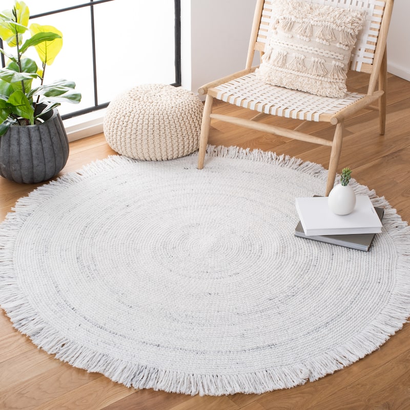 SAFAVIEH Handmade Braided Pelagia Fringe Round Rug - 6' Round - Ivory/Grey