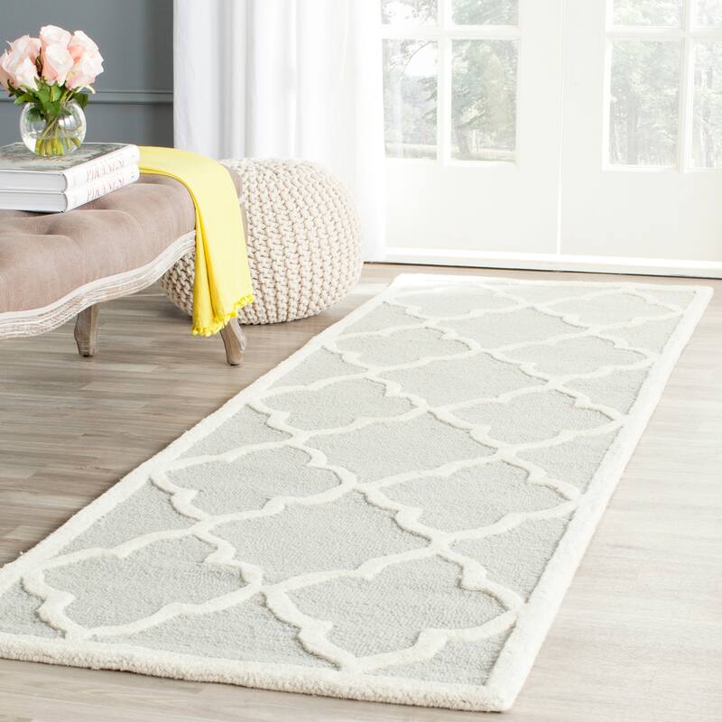 SAFAVIEH Handmade Cambridge Tinca Modern Moroccan Wool Rug - 2'6" x 8' Runner - Light Grey/Ivory