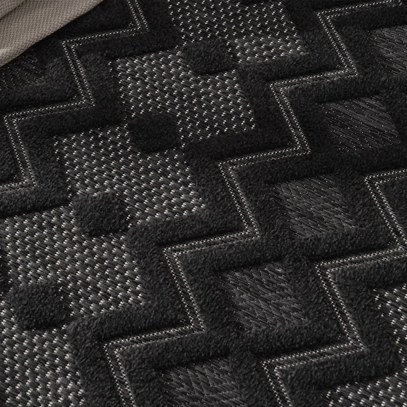 Indoor & Outdoor Rug With Geometric Trellis High-Low Pattern