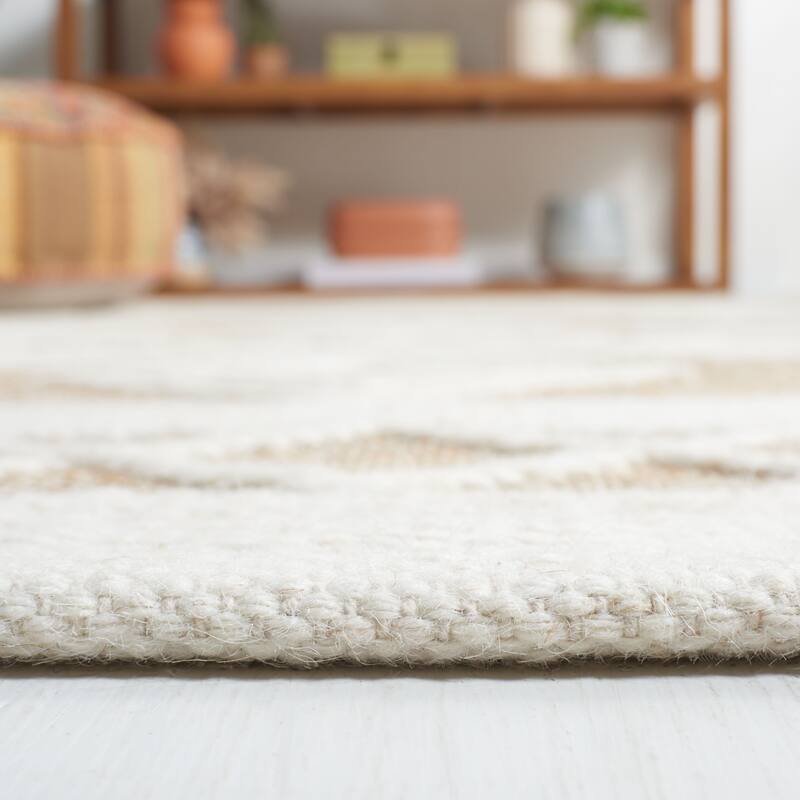 SAFAVIEH Handmade Natural Fiber Marin Casual Jute Rug.