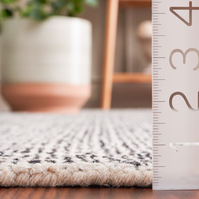 SAFAVIEH Handmade Ebony Gulderen Modern Wool Rug