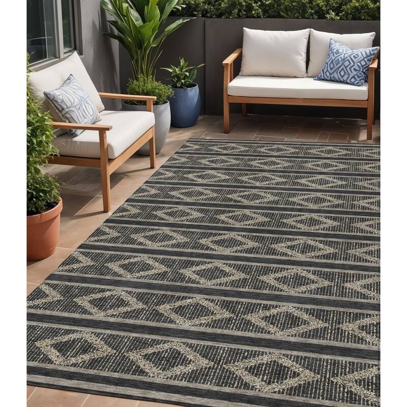 HomeRoots Geometric Transitional Rectangle Outdoor Rug - 5' X 8'