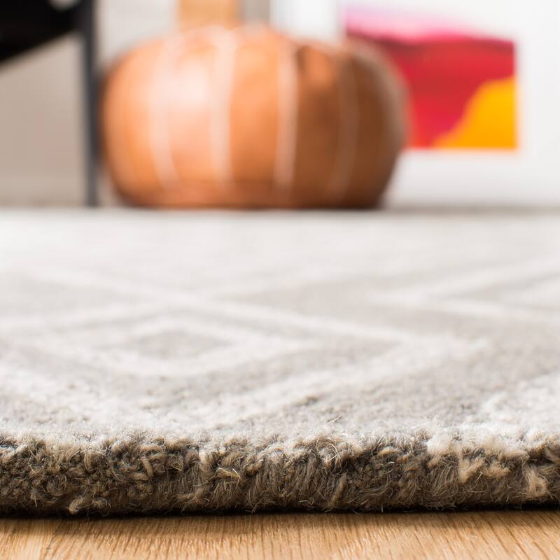 SAFAVIEH Handmade Micro-Loop Hildegund Wool Rug
