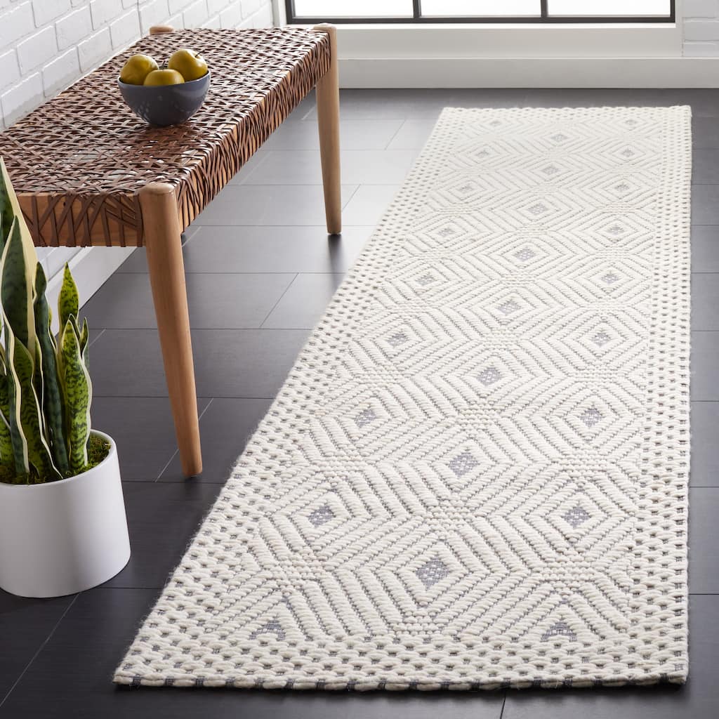 SAFAVIEH Handmade Marbella Matxalen Modern Wool Rug