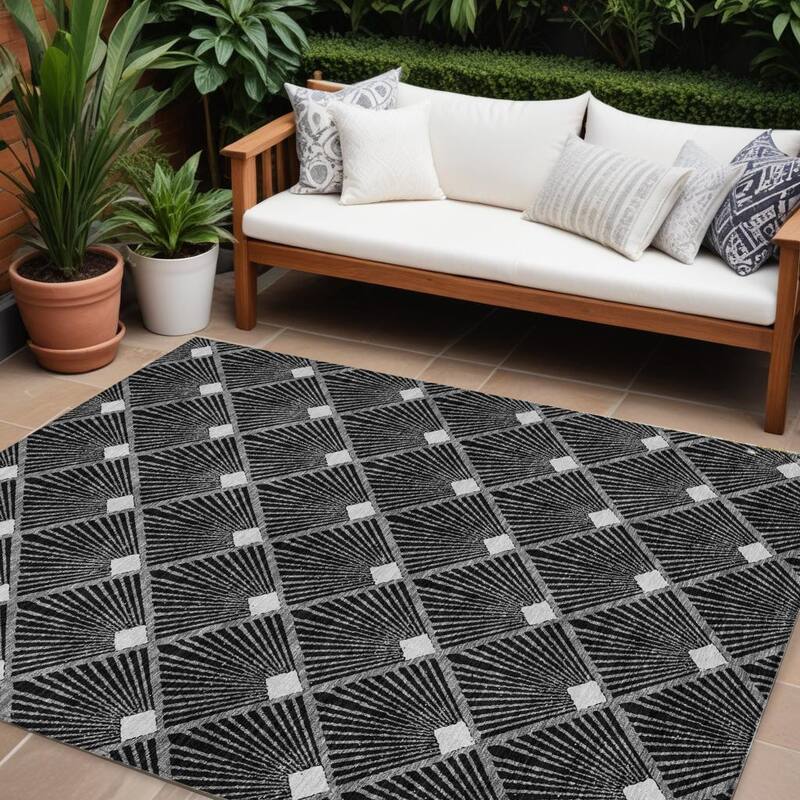 HomeRoots Geometric Transitional Rectangle Outdoor Rug - 9' X 12'