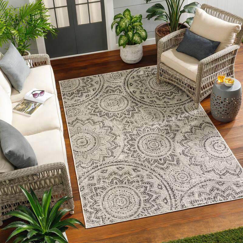 Livabliss Ravello Transitional Floral Indoor/ Outdoor Area Rug - 5'3" x 7' - Charcoal