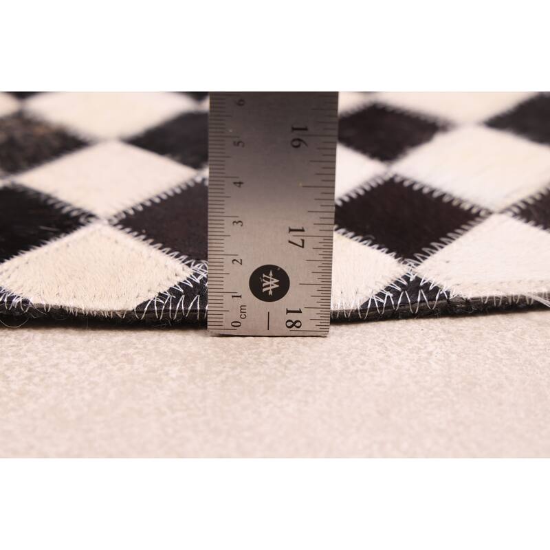 ECARPETGALLERY Handmade Cowhide Patchwork Black, Cream Leather Rug - 5'1 x 5'1