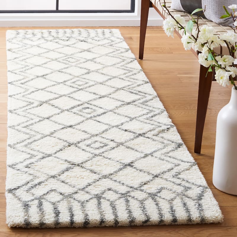 SAFAVIEH Handmade Casablanca Shag Ornella Tribal Wool Rug - 2'3" x 8' Runner - Ivory/Grey