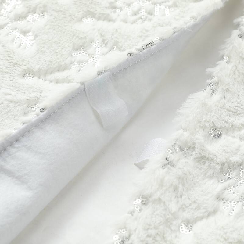 Glitzhome Set of 3 Red or White Snowflake Christmas Stocking and Tree Skirt Decoration