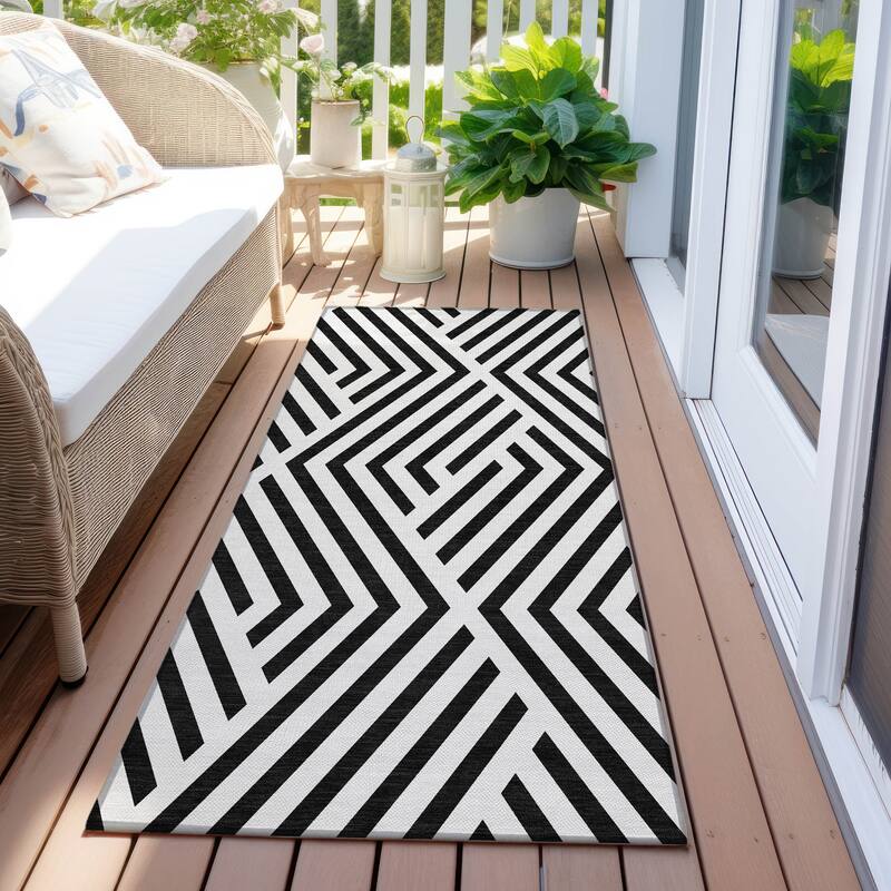Machine Washable Indoor/ Outdoor Modern Diamonds Chantille Rug - 2'3" x 7'6" - Black