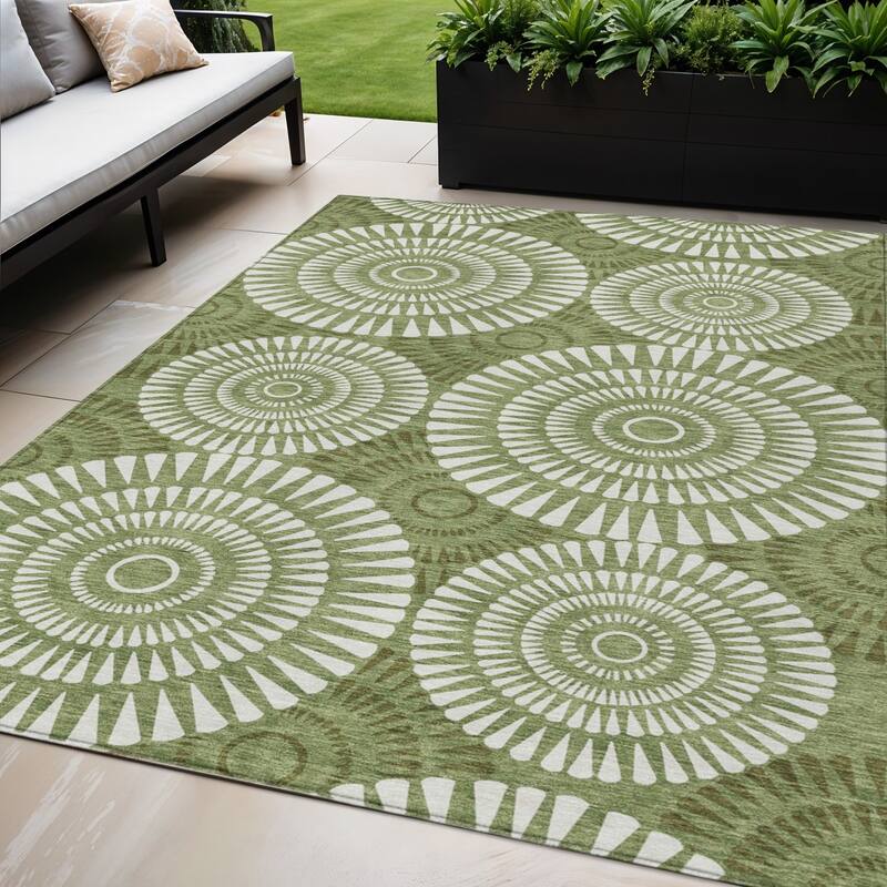 HomeRoots Geometric Transitional Rectangle Outdoor Rug - 5' X 8'