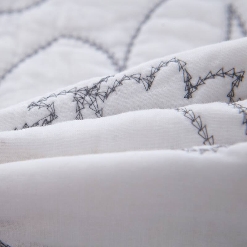 S&S Triangle Stitched Medallion Damask Floral 3 Piece Cotton Quilt Set