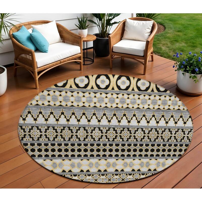 HomeRoots Quatrefoil Transitional Rectangle Outdoor Rug - 8' Round
