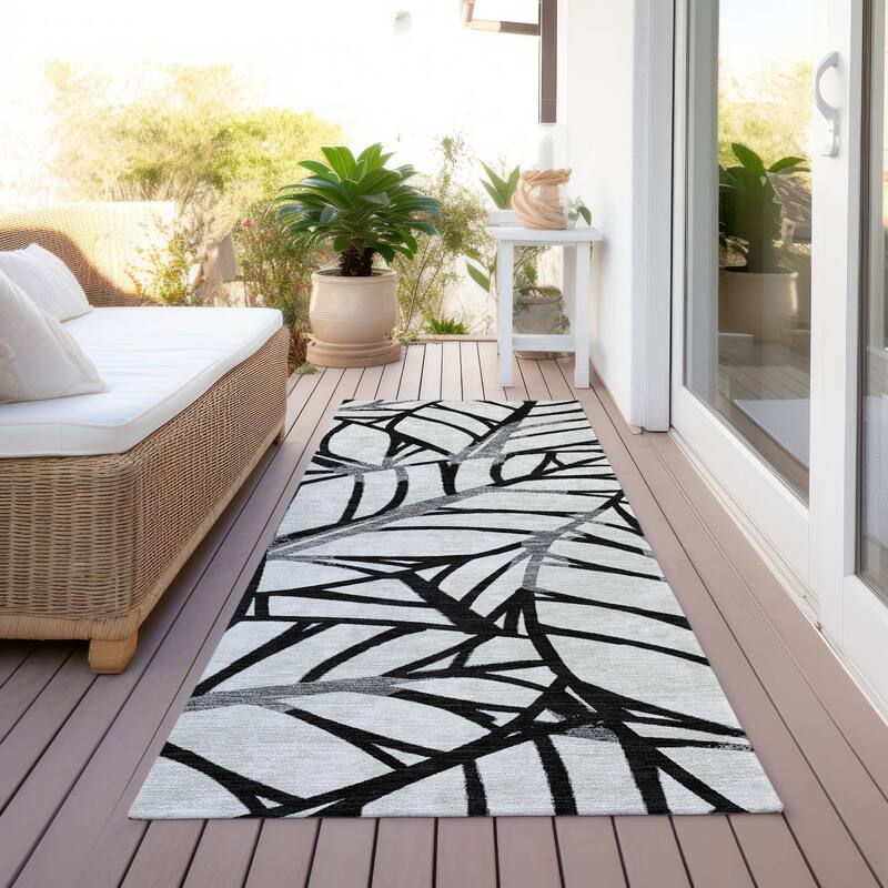 Machine Washable Indoor/ Outdoor Chantille Modern Palm Rug - Black - 2'3" x 7'6"
