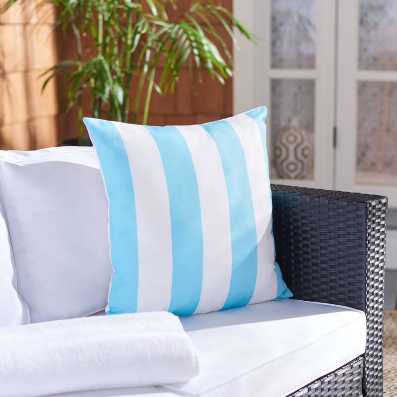 SAFAVIEH Anelija 18-inch Outdoor Pillow - Light Blue - 18Wx18L