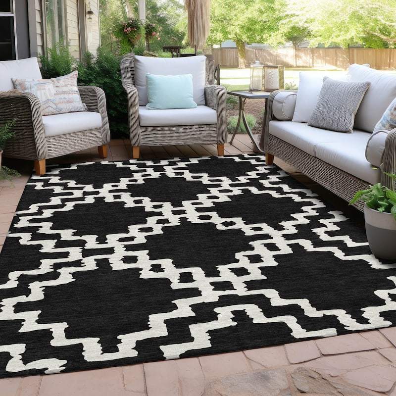 Machine Washable Indoor/ Outdoor Chantille Geo Trellis Rug - Black - 5' x 7'6"