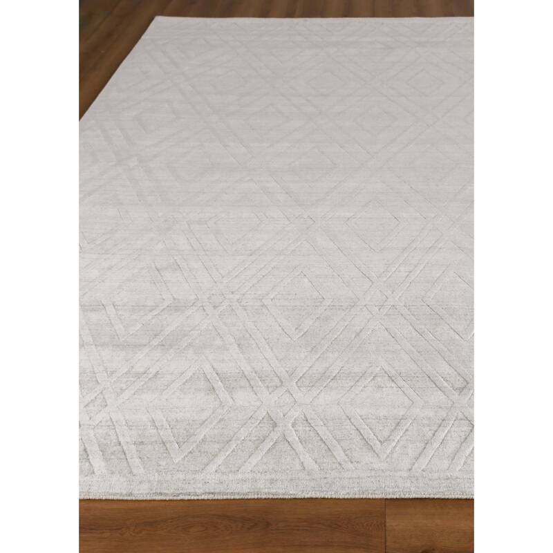 EXQUISITE RUGS Castelli Hand-loomed Bamboo Silk/Wool Ivory Area Rug.