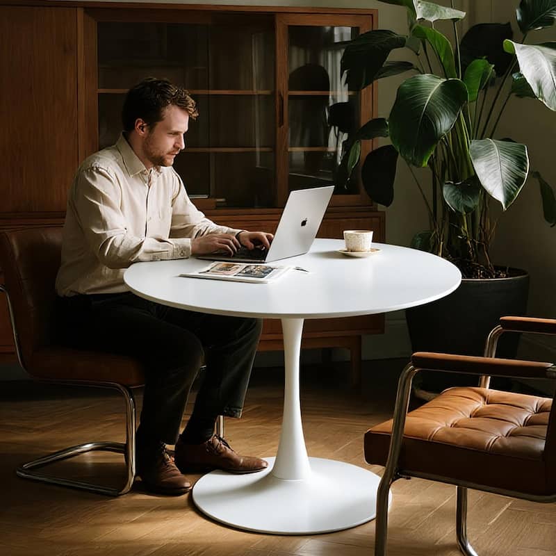 White Round Dining Table, Equipped with an elegant tulip-shaped metal base and a 31.5-inch medium-density fiberboard tabletop