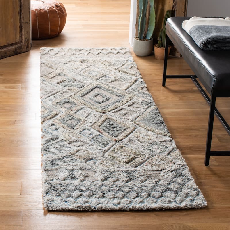 SAFAVIEH Handmade Casablanca Shag Grainne Tribal Wool Rug - 2'3" x 8' Runner - Grey/Olive