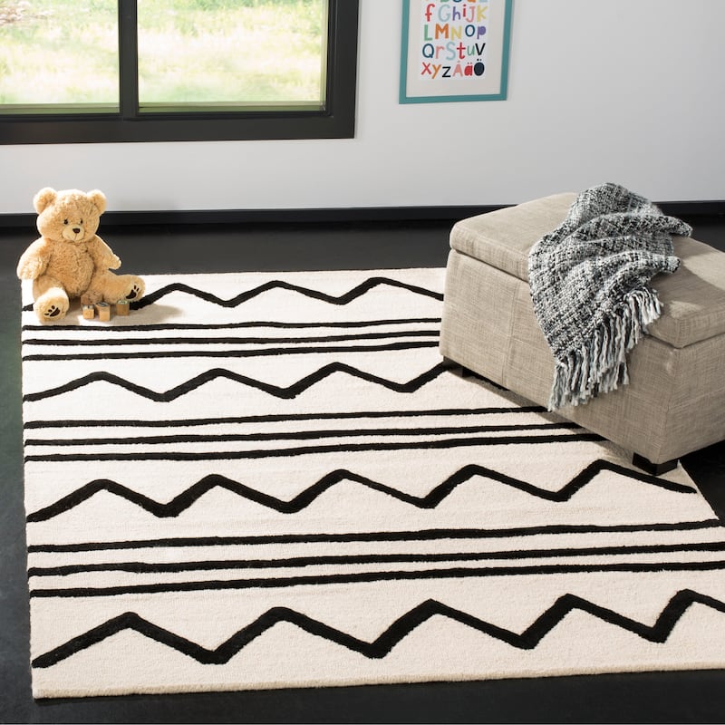 SAFAVIEH Handmade Kids Samra Wool Rug - 4' x 6' - Ivory/Black - Rectangle